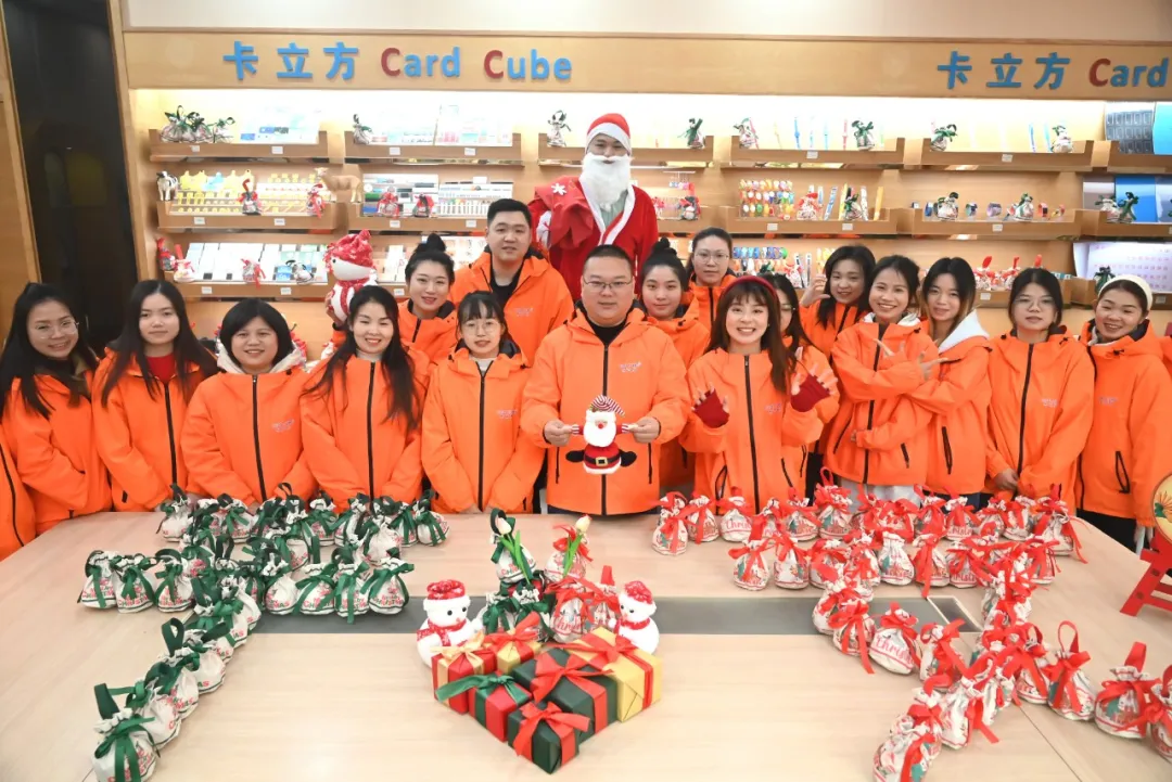 壹定发集团RFID智能卡工厂圣诞派送暖心意 平安喜乐满气氛