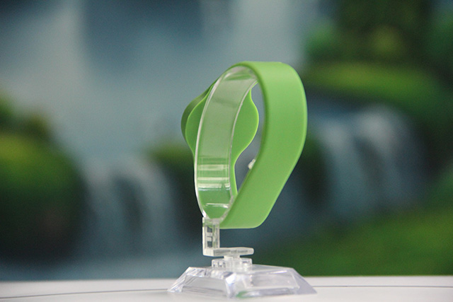 ic腕带容易吸灰尘，，，，主要的缘故原由是什么？？？