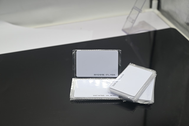 IC卡，，，，ID卡，，，，M1卡，，，，射频卡的区别是什么？？？？？？