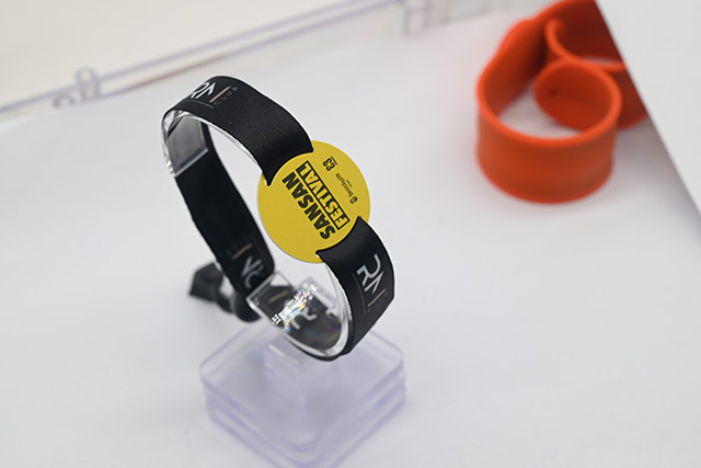 这样的带按键显示屏可视银行卡您是否见过呢？？？？